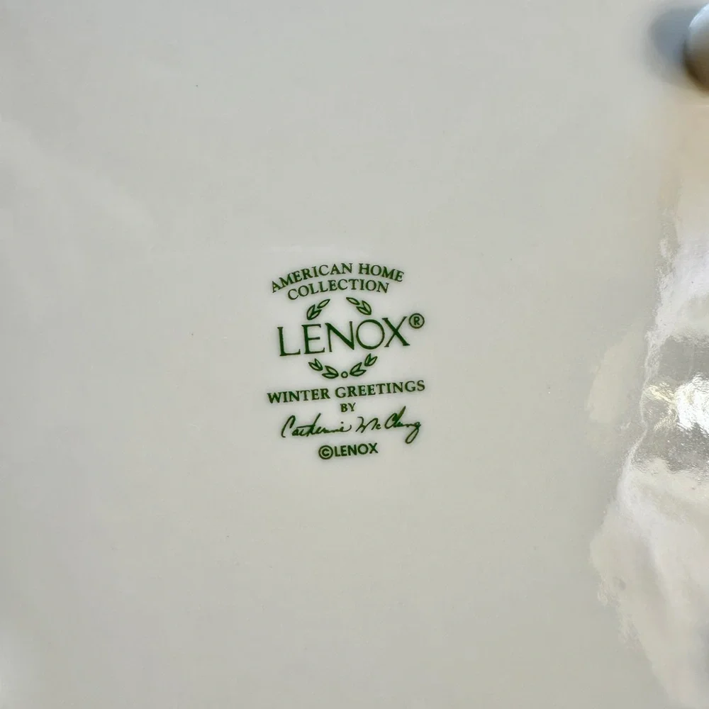LENOX, “WINTER GREETINGS “ TRIVET. MADE OF PORCELAIN WITH 24 KARAT GOLD ACCENTS.